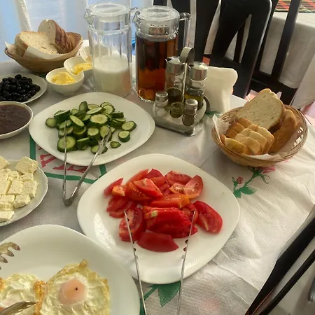 Πανσιόν Dini Radhimë
